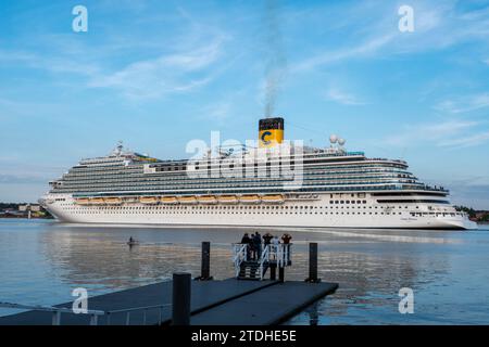 Le bateau de croisière Costa Firenze naviguant loin du terminal de croisière Ostseekai, Kiel, Allemagne. Banque D'Images