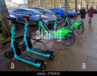 Vélos électriques WestBike et scooters alignés à la location. Décembre 2023 Banque D'Images