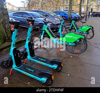 Vélos électriques WestBike et scooters alignés à la location. Décembre 2023 Banque D'Images