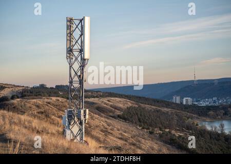 Tour cellulaire couvrant une large zone, transmettant des signaux 5G pour téléphone mobile, connexion Internet Banque D'Images