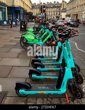 Vélos électriques WestBike et scooters alignés à la location. Décembre 2023 Banque D'Images