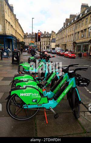 Vélos électriques WestBike et scooters alignés à la location. Décembre 2023 Banque D'Images