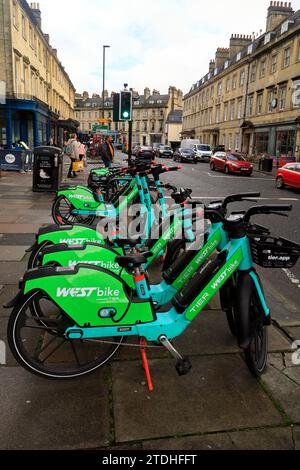 Vélos électriques WestBike et scooters alignés à la location. Décembre 2023 Banque D'Images