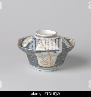 Bol couvert octogonal avec des plantes à fleurs dans des panneaux et des sprays de fleurs, anonyme, c. 1700 - c. 1799 couverture de bol octogonal, en forme de cloche couvercle en porcelaine, peint en bleu sous-glaçure et sur l'or glacé. L'extérieur du couvercle est recouvert d'un bleu glacé sous-jacent avec des branches de fleurs en or. Il a sauvé quatre cartouches festonnées avec des plantes à fleurs (Prunus, bambou) et une pivoine stylisée. Un vase à fleurs à l'intérieur. Imari. Porcelaine du Japon. glaçage. cobalt (minéral). Or (métal) peinture / dorure / vitrification couverture de couvercle octogonal, en forme de cloche, bol de porcelaine, peint dans la sous-glaçure b Banque D'Images