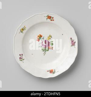 Assiette avec bouquet et sprays de fleurs, manufacture impériale de porcelaine, c. 1800 - c. 1849 assiette en porcelaine avec un bord lobé, peinte sur la glaçure en rouge, rose, vert et jaune. Sur le plat un bouquet de fleurs différentes (y compris la pivoine) entouré de brindilles lâches et cinq branches de fleurs sur le bord. Marqué sur la face inférieure de la protection, la lettre A, les chiffres 28 et 4 et II Porcelaine de Vienne. glaçage. Peinture / vitrification plaque en porcelaine avec un bord lobé, peinte sur la glaçure en rouge, rose, vert et jaune. Sur l'appartement un bouquet de fleurs différentes (y compris la pivoine) entouré de loos Banque D'Images