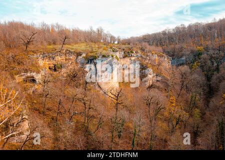 Montagnes boisées et gorge en contrebas. Plateau du Lago Naki en automne. Beau paysage naturel. Banque D'Images