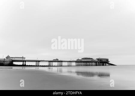 Vue sur Cromer Pier, Cromer et le théâtre Cromer Pier, Norfolk, Royaume-Uni Banque D'Images