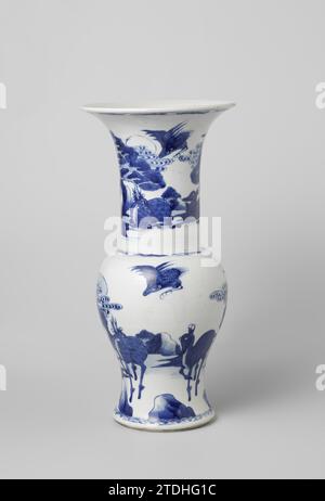 Vase balustre avec cerfs et grues dans un paysage aquatique, anonyme, c. 1675 - c. 1699 vase en porcelaine en forme de balus avec une bouche en forme de trompette, peint en bleu sous-laque. Sur le mur un paysage de rivière avec deux cerfs, une grue volante et un sur une branche d'un pois de douleur. La même décoration sur le cou. Le bord extérieur avec une bande avec des motifs de nuages. Le dessous avec un double cercle. Bleu blanc. Porcelaine de Chine. glaçage. Cobalt (minéral) peinture / vitrification vase en porcelaine en forme de balus avec une bouche en forme de trompette, peint en bleu sous-couche. Sur le mur un paysage de rivière avec deux cerfs, un f Banque D'Images