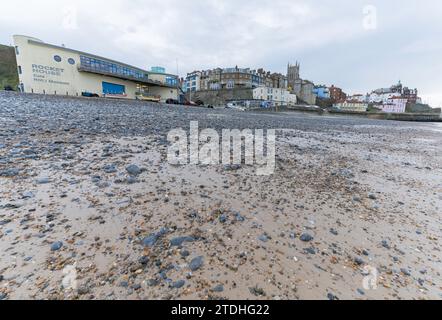 Vue sur le front de mer de Cromer, avec le musée Henry blogg et l'église Cromer, Norfolk, Royaume-Uni Banque D'Images