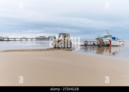 Pêcheurs avec bateau et tracteur sur la plage, Cromer, Norfolk, Royaume-Uni Banque D'Images