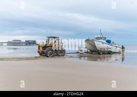 Pêcheurs avec bateau et tracteur sur la plage, Cromer, Norfolk, Royaume-Uni Banque D'Images