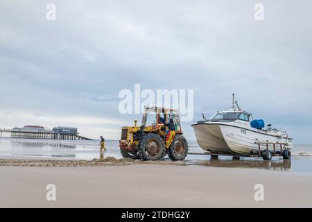 Pêcheurs avec bateau et tracteur sur la plage, Cromer, Norfolk, Royaume-Uni Banque D'Images