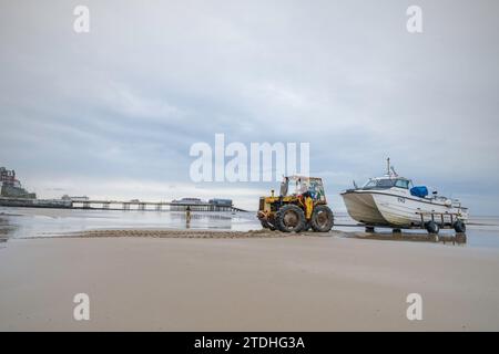 Pêcheurs avec bateau et tracteur sur la plage, Cromer, Norfolk, Royaume-Uni Banque D'Images