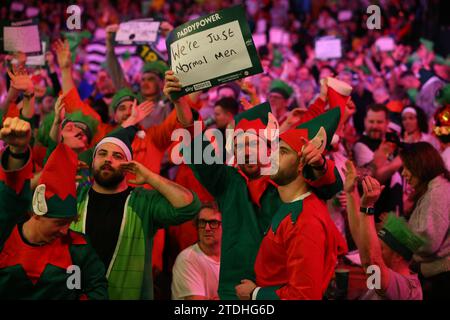 Alexandra Palace, Londres, Royaume-Uni. 18 décembre 2023. 2023/24 PDC Paddy Power World Darts Championships Day 4 session en soirée ; fans de fléchettes en robe fantaisie. Crédit : action plus Sports/Alamy Live News Banque D'Images
