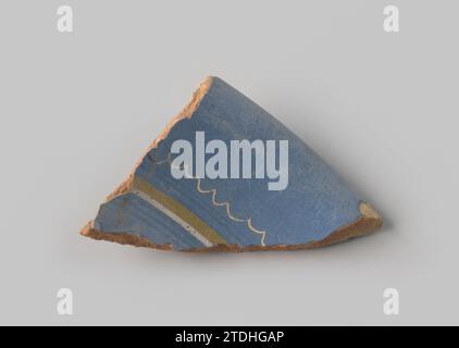 Sharp of ross - faïence de cuisson, avec glaçage bleu au sommet, peint avec des bandes droites et ondulées en jaune, bleu et blanc, anonyme, 1600 - 1650 faïence des pays-Bas du Nord. Faïence majolique du nord des pays-Bas glacés. glaçage majolique Banque D'Images