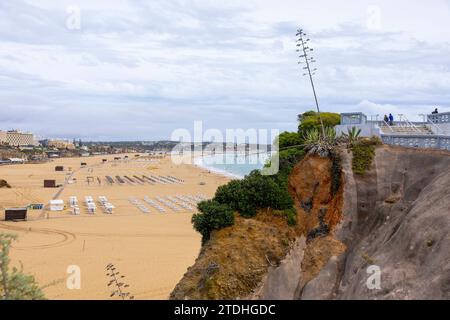 Vue sur la plage Rocha, à Portimao, Algarve, Portugal Banque D'Images