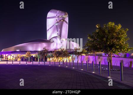 Bâtiment moderne illuminé et place avec des arbres dans le centre d'Al Khobar, Arabie Saoudite Banque D'Images