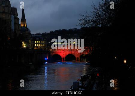 Vue hivernale en soirée du pont Pulteney sur la rivière Avon à Bath avec illuminations de Noël. Décembre 2023. Banque D'Images