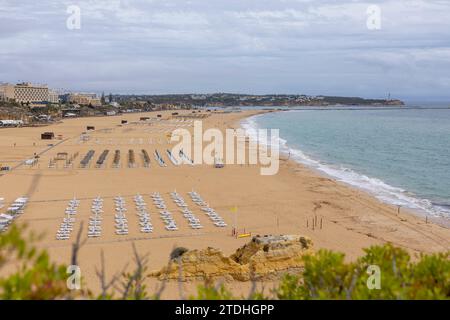 Vue sur la plage Rocha, à Portimao, Algarve, Portugal Banque D'Images