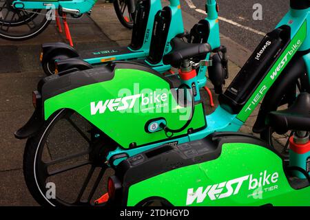 WestBike vélos électriques et scooters alignés pour la location, centre-ville de Bath. Banque D'Images