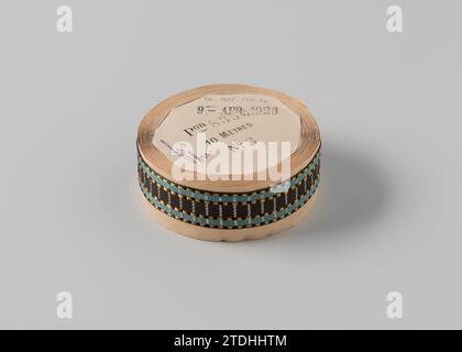 Ruban sur rouleau, au milieu une bande noire avec une bande bleue sur les deux côtés qui est doublée sur les deux côtés d'une bande jaune et noire variée, une bande blanche, en 1926 ou avant. Ruban sur rouleau, au milieu une bande noire avec une bande bleue des deux côtés qui est doublée des deux côtés avec une bande jaune et noire variée, une bande blanche. NijmegenFrance (éventuellement) matières textiles. carton. Ruban de broderie papier en rouleau, au milieu une bande noire avec une bande bleue des deux côtés qui est doublé des deux côtés avec une bande jaune et noire variée, une bande blanche. NijmegenFrance (peut-être Banque D'Images