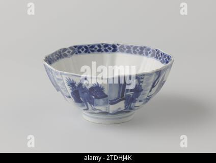 Bol octogonal avec des femmes sur une terras et jouant des garçons, anonyme, c. 1680 - c. 1720 bol octogonal de porcelaine avec des coins serrés, peint en bleu sous-couche. Sur le mur extérieur huit compartiments avec une femme (long Lijs) dans un jardin clôturé ou sur une terrasse, parfois avec un Ruyi-SCEPTRE ou un ventilateur à la main. Sur le fond deux garçons jouant (idiots) avec une balle dans un paysage. Le bord intérieur avec une bande décorative. Marqué avec la marque à six caractères de Keizer Chenghua dans un double cercle. Bleu blanc. Porcelaine de Chine. glaçage. Cobalt (minéral) peinture / vitrification bol octogonal de porcelaine wi Banque D'Images