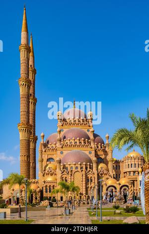 Mosquée Al Sahaba dans le vieux marché à Sharm El Sheikh Egypte. Ville égyptienne touristique avec beau temple musulman moderne. Mosquée avec minarets dans le Banque D'Images