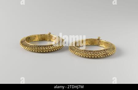 Paire de bracelets et deux colliers, anonyme, c. 1750 Miss. Surat Gold (métal) Miss. Or Surat (métal) Banque D'Images