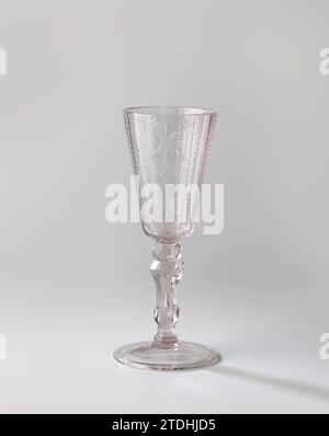 Verre calice avec étoiles et rayures horizontales, c. 1725 - c. 1775 pied conique. Coupe facette, tronc en forme de balustre avec trois nœuds. Calice en forme d'entonnoir avec fond arrondi. Sur le calice trois pneus verticaux avec deux étoiles, séparés les uns des autres par des pneus avec des bandes horizontales. Verre Bohemia soufflant pied conique. Coupe facette, tronc en forme de balustre avec trois nœuds. Calice en forme d'entonnoir avec fond arrondi. Sur le calice trois pneus verticaux avec deux étoiles, séparés les uns des autres par des pneus avec des bandes horizontales. Soufflage de verre Bohemia Banque D'Images