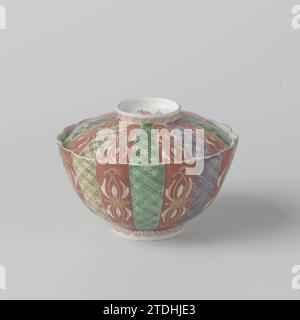 Bol couvert avec rouleaux, motif de couche et fleurs éparpillées, anonyme, c. 1700 - c. 1749 bol couvercle en porcelaine avec paroi nervurée et bord lobé, peint sur la glaçure en rouge, vert, jaune, aubergine, turquoise, noir et or. La paroi extérieure du bol est divisée en compartiments allongés avec alternance de vignes de service et de fleurs ; autour du pied un pneu avec boucle. Une fleur stylisée sur le fond ; le mur intérieur avec cinq fleurs stylisées en vrac. Le couvercle avec la même décoration ; Une branche prunus dans le bouton de couvercle en forme d'anneau. Porcelaine avec choix d'email. Porcelaine du Japon. glaçage. gold (moi Banque D'Images