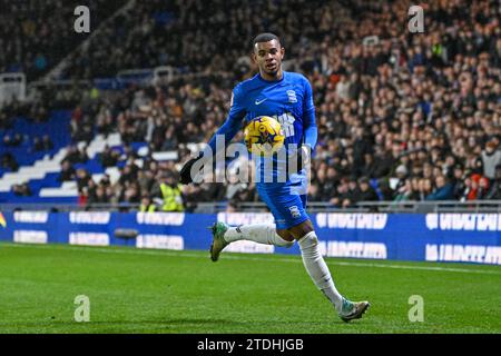 Birmingham, Royaume-Uni. 18 décembre 2023 ; St Andrews, Birmingham, West Midlands, Angleterre; EFL Championship football, Birmingham City contre Leicester City ; Juninho Bacuna de Birmingham sur le ballon crédit : action plus Sports Images / Alamy Live News Banque D'Images