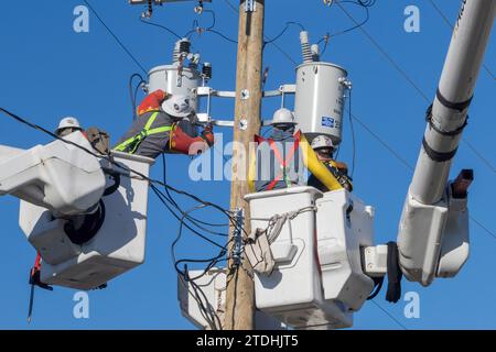 Detroit (Michigan) - les électriciens de ligne, travaillant pour DTE Energy, remplacent l'équipement de transmission sur un poteau électrique. Banque D'Images