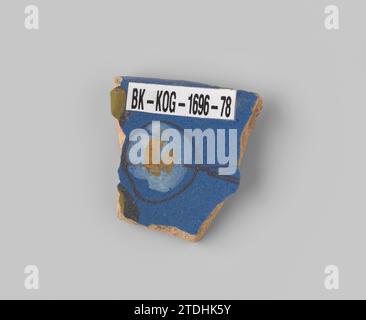 Sharp of ross - faïence de cuisson, avec glaçage bleu sur le dessus et le dessous, sur lequel un cercle est peint en brun, jaune et blanc, anonyme, 1600 - 1650 faïence des pays-Bas du Nord. Faïence majolique du nord des pays-Bas glacés. glaçage majolique Banque D'Images