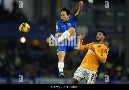 Koji Miyoshi de Birmingham City (à gauche) et James Justin de Leicester City en action lors du Sky Bet Championship Match à St. Andrew's, Birmingham. Date de la photo : lundi 18 décembre 2023. Banque D'Images