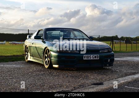 Une Nissan 200 SX personnalisée vert foncé garée à White Waltham Airfield au coucher du soleil Banque D'Images