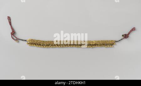 Paire de bracelets et deux colliers, anonyme, c. 1750 collier (tali?) D'or. La chaîne se compose d'une chaîne de petits carrés en forme de fleur sur laquelle pendent deux boules dorées. Surat Gold (métal) collier (tali?) D'or. La chaîne se compose d'une chaîne de petits carrés en forme de fleur sur laquelle pendent deux boules dorées. Or Surat (métal) Banque D'Images