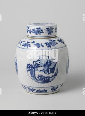 Pot couvert d'ovoïde avec sprays de fleurs et scènes narratives en médaillons, anonyme, c. 1680 - c. 1720 pot en porcelaine en forme d'oeuf avec un mur côtelé, peint en bleu sous-laque. Sur le mur une large bande côtelée avec quatre médaillons avec des scènes sauvées : deux femmes (lèvres longues) sur une terrasse à une table à jouer ; deux femmes, une avec un pot de fleurs, et un garçon (fou) dans un intérieur avec un Qin sur une table; deux femmes sur une terrasse, l'une debout avec un ventilateur, l'autre assise à une table sur laquelle se trouve un livre ; deux femmes sur une terrasse, l'une dansant, l'autre regardant assise à côté d'une table sur laquelle un livre i est Banque D'Images