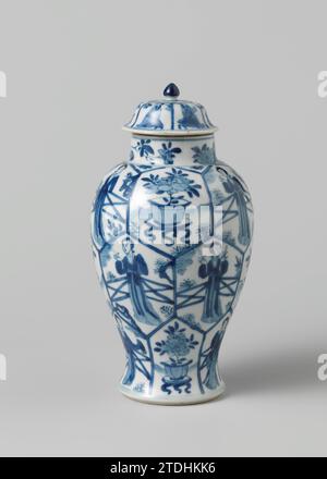 Pot couvert avec des femmes et des pots de fleurs en panneaux, anonyme, c. 1680 - c. 1720 couvercle en porcelaine en forme de couvercle en forme de couvercle en forme de pot, peint en bleu sous-laque. Le mur est divisé en trois rangées avec des compartiments hexagonaux avec alternativement une femme (long Lijs) dans un jardin clôturé et un vase à fleurs dans un paysage. Bouton bleu. Fait partie d'un ensemble d'armoires portant le numéro AK-RBK-16290. Bleu blanc. Porcelaine de Chine. glaçage. Cobalt (minéral) peinture / vitrification couvercle en porcelaine en forme de couvercle en forme de couvercle en forme de pot, peint en bleu sous-laque. Le mur est divisé en trois rangées avec des compartiments hexagonaux avec alternativement un woma Banque D'Images