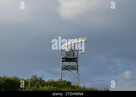 Structure radar primaire du HM Coastguard anglais au sommet des falaises blanches de Douvres Banque D'Images