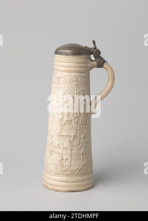 Tankard (schnelle) avec des scènes de la vie de Lazare, Anno Knütgen (attribué à l'atelier de), c. 1567 - c. 1590 carafe (schnelle) en grès avec corps cylindrique, conique et oreille en forme de C. Profils sous le bord et au-dessus du pied. Sur le corps en relief trois fois une boîte allongée imprimée et imposée contenant des scènes de la vie de Lazare. Quelques inscriptions sur la cruche : en haut à gauche 'Laservs in Abrehams Schvs', dans la case du milieu la date '1567', la case de droite avec 'Richen Man LVCE XV' et 'Laservs'. Attaché à l'oreille un cadre en étain avec couvercle. L'intérieur du couvercle avec un non lu Banque D'Images