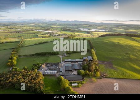 Ferme dans la vallée de l'Eden près de Carlisle, regardant vers les montagnes de la région des lacs, Cumbria, Royaume-Uni. Banque D'Images