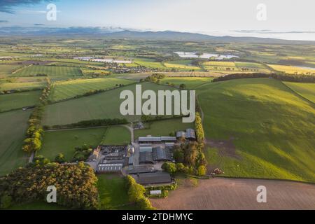 Ferme dans la vallée de l'Eden près de Carlisle, regardant vers les montagnes de la région des lacs, Cumbria, Royaume-Uni. Banque D'Images