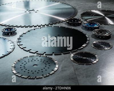 Des disques diamantés et des bols de différentes tailles et formes reposent sur la table. Banque D'Images