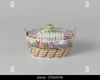 Paire de plats de beurre, anonyme, c. 1740 - c. 1765 flotte de beurre avec des couvertures avec des oreilles en forme de coquillages, multicolore peint avec des figures dans un paysage avec des ruines. Un escargot comme un bouton du couvercle. Marqué 5 en bleu sous-couche (bas) et 6 et 5 l'un sur l'autre (à l'intérieur du couvercle). Le couvercle a l'invnr. BK-1953-61-A-B et la flotte de l'invnr. BK-1953-A-A. La flotte de beurre comprend une copie identique avec invnr. BK-1953-61-B. Delft . Flotte de beurre avec des couvertures avec des oreilles en forme de coquillages, multicolore peint avec des figures dans un paysage avec des ruines. Un escargot comme un bouton du couvercle Banque D'Images