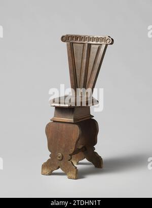 Sgabello, anonyme, 1550 - 1600 chaise de Notenhout, reposant sur un support placé debout, avant et arrière-plan, qui sont reliés par un sport tordu avec un bouton visible à l'avant. Le siège rectangulaire est chanfreiné sur les coins et colle sur les règles de siège larges plates avec un bord profilé. Le dos a la forme d'un triangle similaire inversé avec deux panneaux plats, séparés par trois styles. Le seuil supérieur dépasse de chaque côté avec une petite volute et est décoré d'une rangée de demi-grinds. Toscane (éventuellement) bois (matériel végétal). Noyer (bois dur) chaise de Notenhout, reposant sur un St Banque D'Images