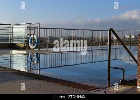 Piscine sur le toit tôt le matin donnant sur les champs d'herbe de l'hôtel Crowne Plaza Airport Banque D'Images