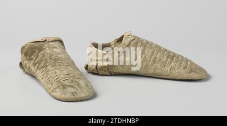 Chaussure, plate, avec feuille de couverture et talon en velours incisé - à jaune clair - et équipée de semelle en cuir de boeuf avec un décor géométrique, fermeture de pneu sur le cou-de-pied, anonyme, c. 1550 - c. 1574 Chaussure, plate, de l'incisé - au jaune pâle délavé - à l'origine velours vert pomme avec semelle en cuir de boeuf. Le modèle se compose d'une feuille de couverture, de deux talons égaux ou «quarts» et d'une semelle. La feuille de couverture, à la pointe des rayons élevés, est décorée de 63 coupes horizontales avec des points feston. Le nez n'est pas orné et un peu osseux. Le talon est divisé en huit parties égales au moyen de six longues, verticales, fe Banque D'Images