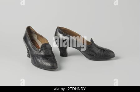 Chaussure pour dames en cuir noir décorée de cuir reptif noir et valve surélevée sur l'instef, H.J. van gaver, c. 1940 - c. 1950 Chaussure pour femmes en cuir noir avec valve surélevée sur le cou-de-pied. Nez arrondi, un morceau de feuille de cuir. L'avant du talon est droit vers le bas dans un angle arrondi. Le côté et l'arrière du talon sont légèrement ajustés et recouverts de cuir de reptile noir. Apprendre derrière avec trois clous collés au talon et à la semelle en cuir. Feuille doublée de cuir marron. Talon doublé de cuir blanc à peu près ivoire. La semelle intérieure est en cuir gris. Décoration : décoré sur Th Banque D'Images