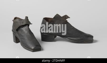 Chaussures en cuir noir avec un nez aplati et carré, une couverture haute sur laquelle deux ceintures de fermeture et un talon carré, anonyme, c. 1690 - c. 1700 Chaussure en cuir noir. Modèle : nez carré aplati, feuille de couverture haute avec un double bouchon d'un morceau de cuir. Le talon est construit à partir de pièces en bois et la semelle est en cuir. En outre, non servi et non doublé. Le talon et la semelle sont cousus ensemble au sommet par corde. Nord des pays-Bas Top et semelle : cuir. Hak : bois (matière végétale). Corde : Chaussure à coudre en cuir noir. Modèle : nez carré aplati, feuille de couverture haute avec un double bouchon d'un p Banque D'Images