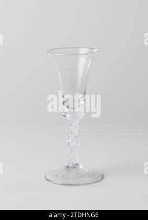 Elingue en verre avec calice en forme de cloche, anonyme, c. 1750 - c. 1775 Slingerlas avec pied conique et tronc brut balust. Dans le tronc, des guirlandes blanches autour de la spirale de réseau blanche. Calice en forme de cloche. Verre soufflant Angleterre Slingerlas avec pied conique et tronc brut balust. Dans le tronc, des guirlandes blanches autour de la spirale de réseau blanche. Calice en forme de cloche. Soufflage de verre Angleterre Banque D'Images